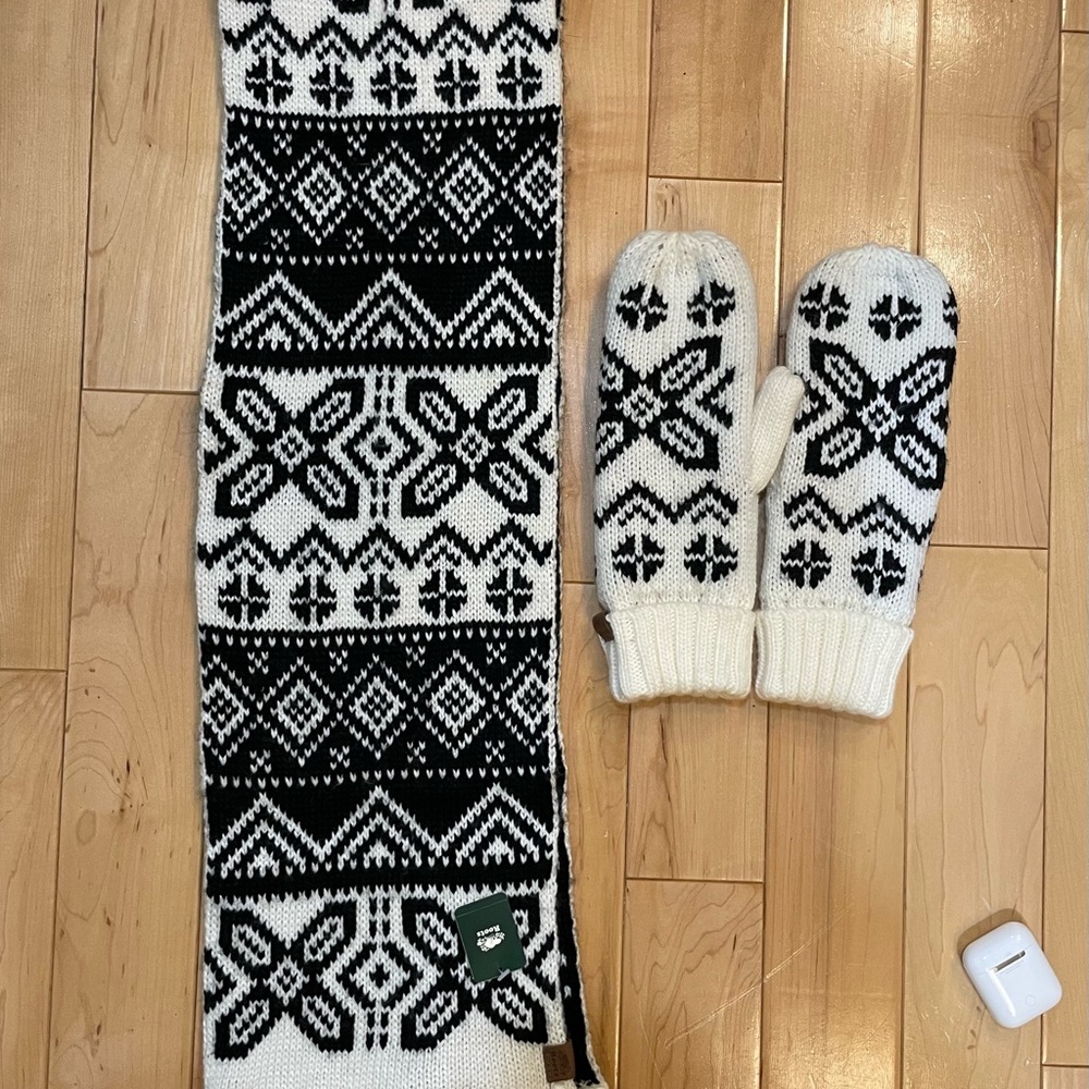 Roots Nordic Winter Acrylic Mittens NWOT - Picture 5 of 5
